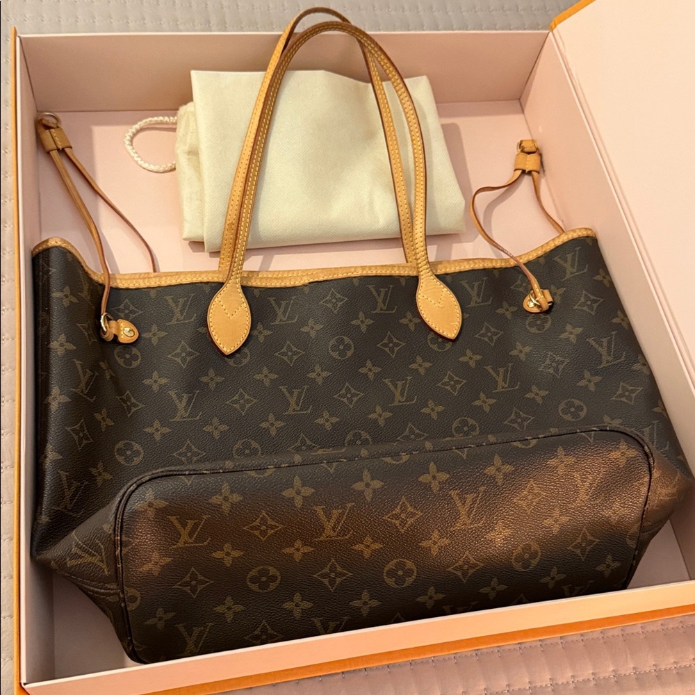 Authentic Louis Vuitton never full monogram MM - Picture 14 of 17